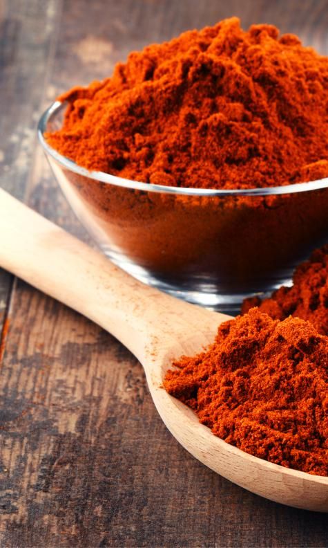 cayenne peper en polvo en recipientes sobre mesa