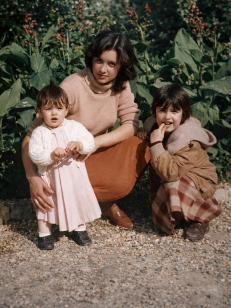 Paz con su madre y su hermana 