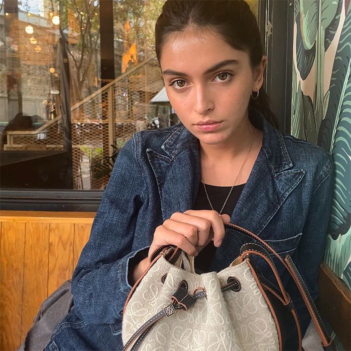 Lucía Rivera con bolso de Loewe