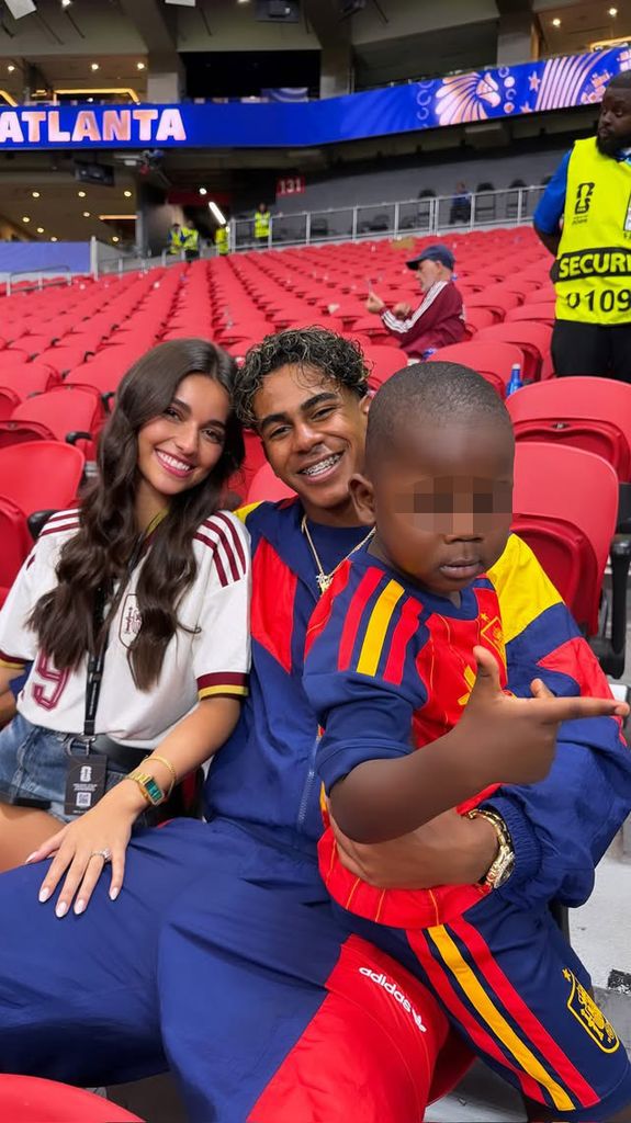 Lamine Yamal con su novia y su hermano