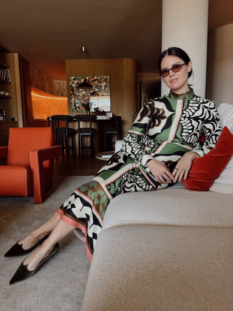 Isabelle Junot con vestido estampado