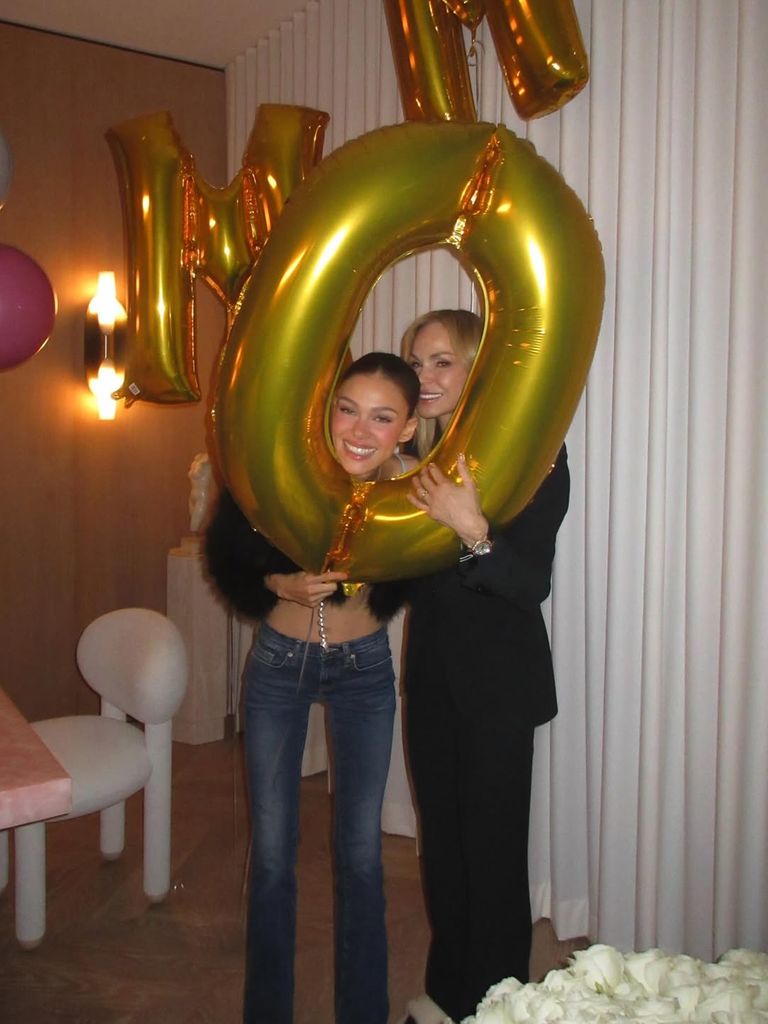 Nicola Peltz celebrando el cumpleaños de su madre junto a Brooklyn Beckham. 