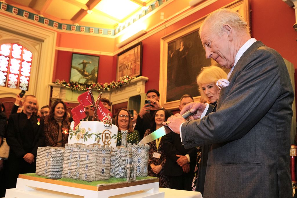 El rey Carlos III partió su pastel en forma de castillo 