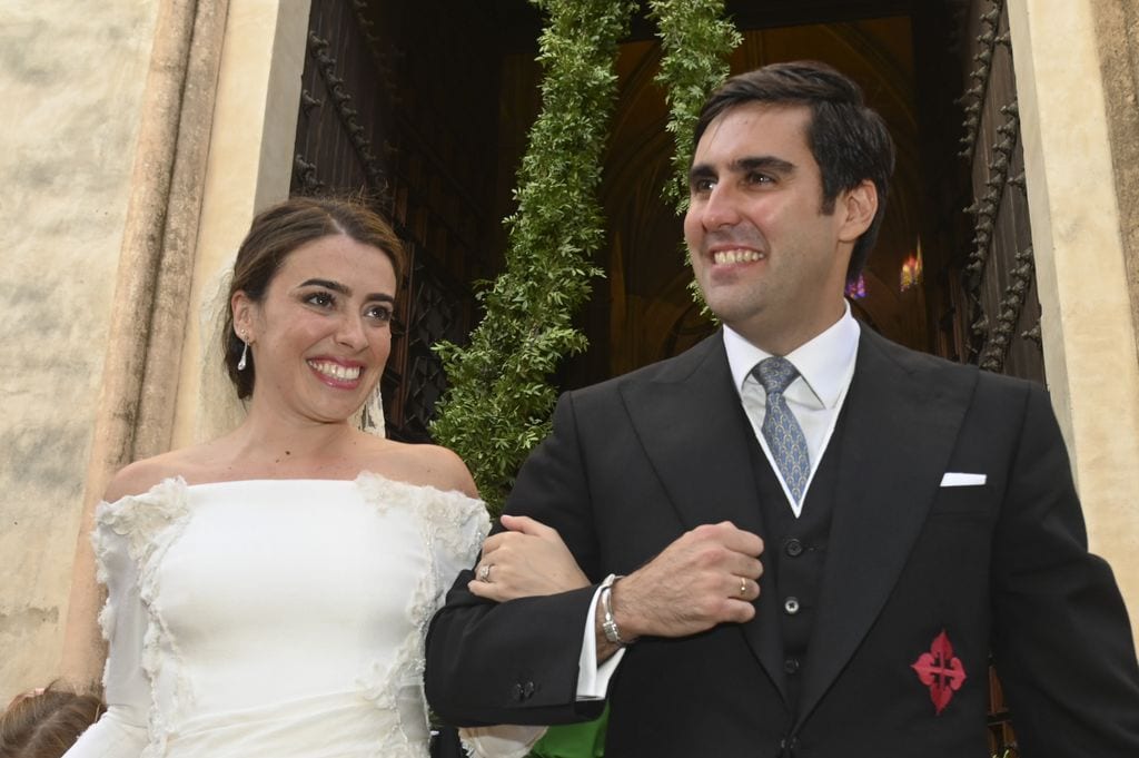 Julia Bolaños y José María Ramírez-Cárdenas y Cabello, a la salida de su boda en Sevilla