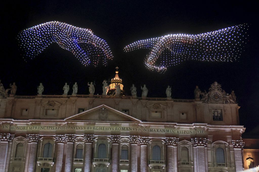 Además de la lluvia de estrellas en el escenario, un espectáculo de más de 3 mil 500 drones iluminaron el cielo de El Vaticano