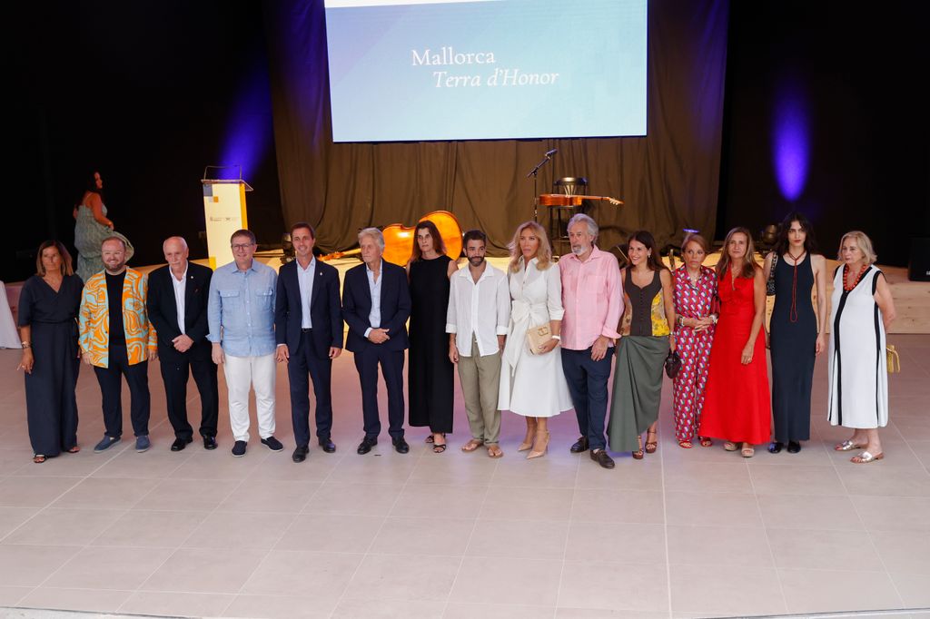 Foto de familia de los premiados