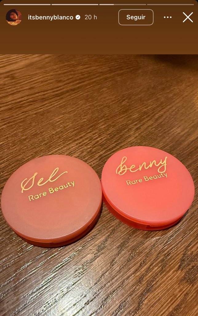 Benny Blanco compartió en sus redes sociales los rubores compactos que hicieron juntos él y su prometida durante el evento de Rare Beauty.