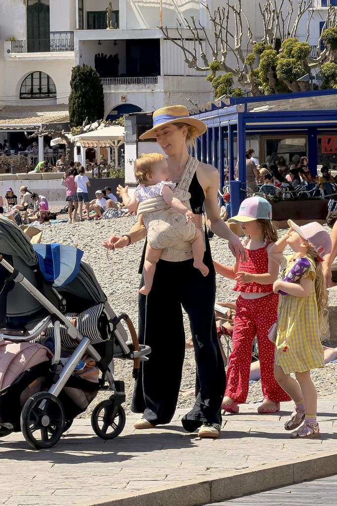 Amber Heard en Cadaqués con su familia