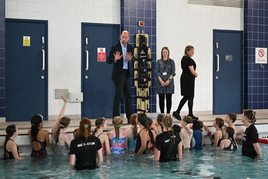 El príncipe Guillermo se reunió con los nadadores olímpicos en la piscina Birtley Community en Tyne y Wear, al noreste de Inglaterra