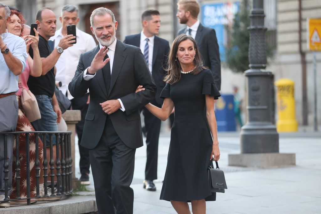 Los reyes Felipe y Letizia llegando al funeral de Juan Gómez-Acebo