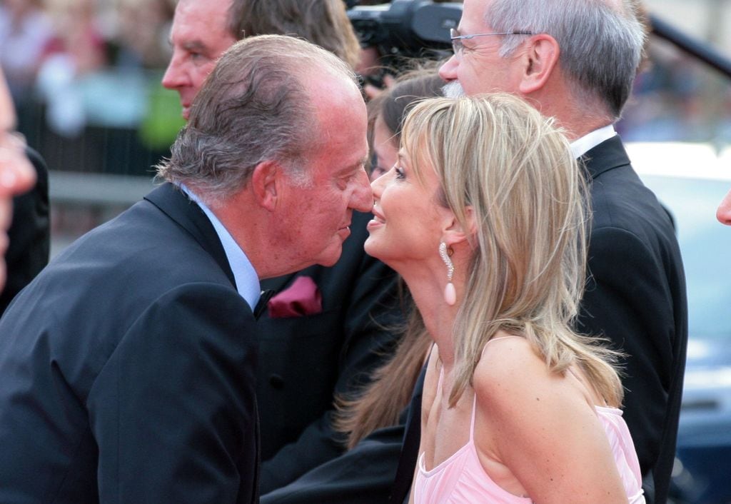 El rey Juan Carlos saludando a Corinna Larsen durante los Premios Laureus 2006 en Barcelona