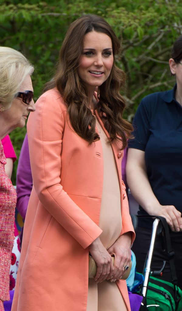 La princesa Kate luciendo deslumbrante en su primer embarazo del príncipe George. 