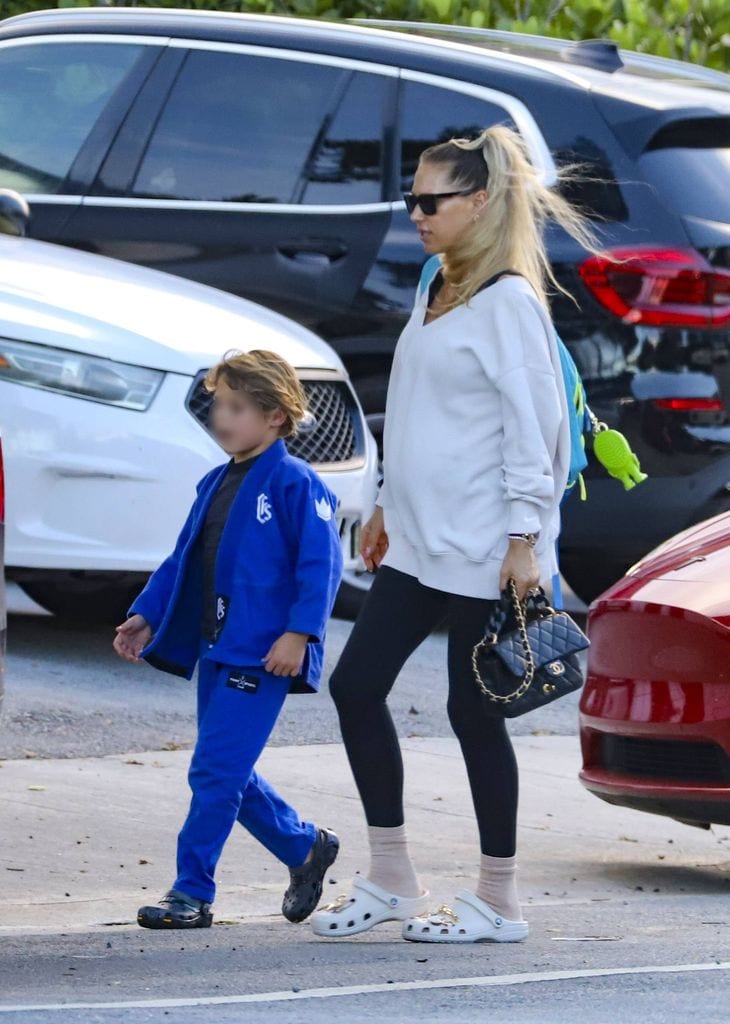 Anna Kournikova llevó a su hijo Nicholas de 7 años a sus clases de jiu-jitsu.