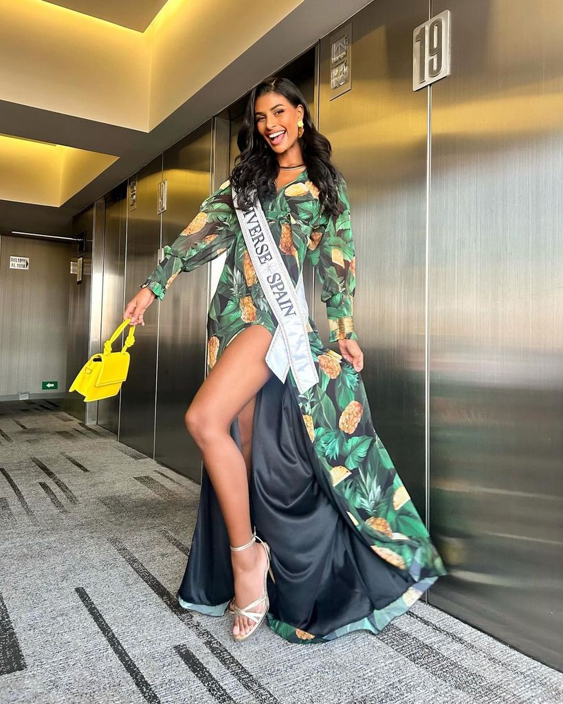 Plano entero de Michelle Jiménez con conjunto estampado tropical