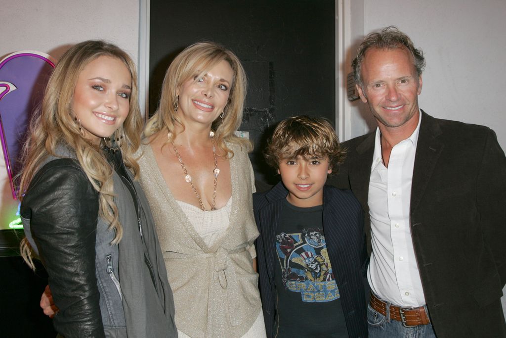 Hayden Panettiere junto a sus padres, Lesley Vogel y Skip Panettiere, y su hermano Jansen durante la celebración del final de la primera temporada de Heroes en Los Ángeles, en abril de 2007