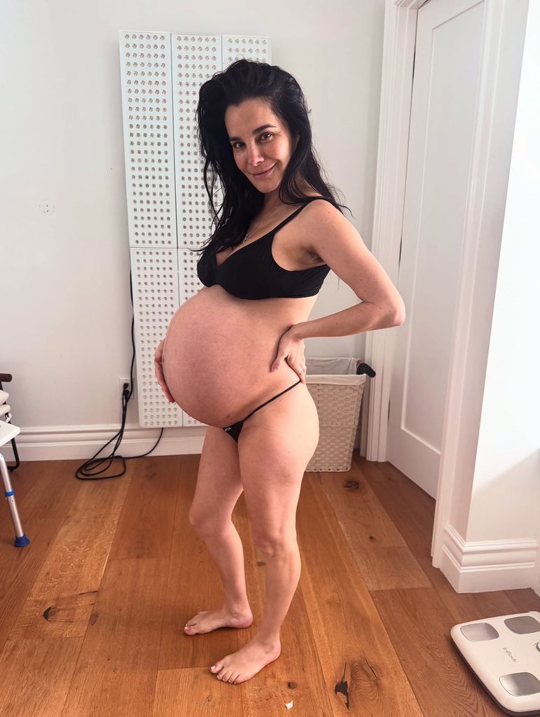Martha Higareda presume su pancita de embarazo