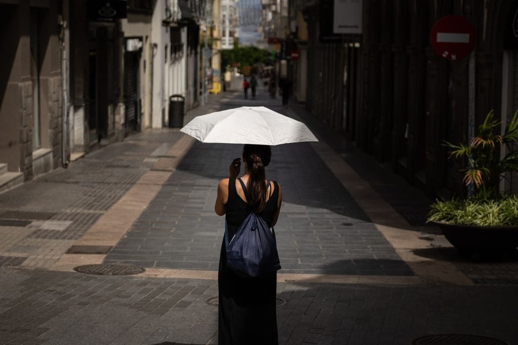 Ola de calor en España: mujer paseando por las calles de Tenerife