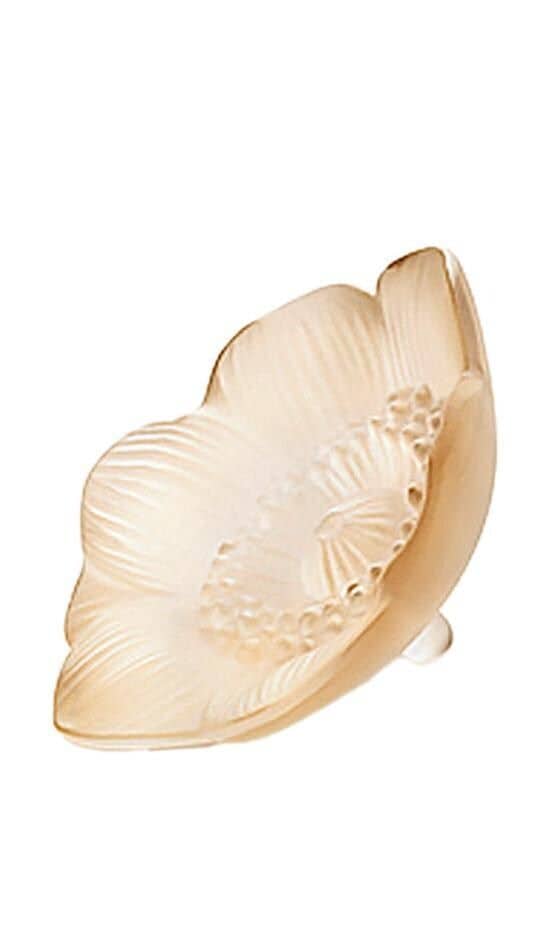 Adorno de cristal, de Lalique (c.p.v.).