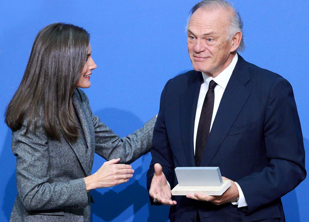 La reina Letizia entrega a Pedro Piqueras el premio al Mejor Periodista del 2023 de la Asociación de Prensa de Madrid