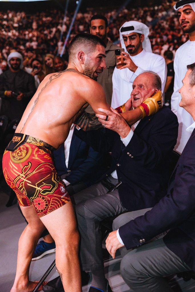 Ilia Topuria dando un abrazo al rey Juan Carlos tras una victoria