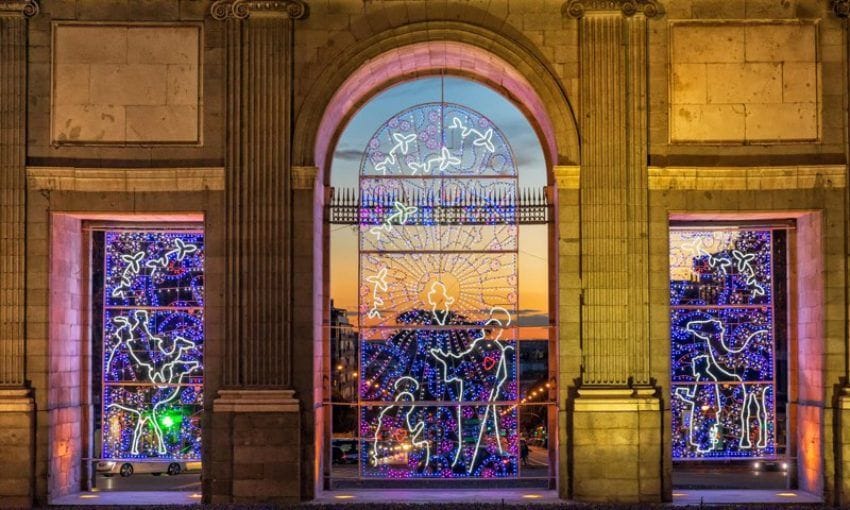 Belén luminoso en la Puerta de Toledo de Madrid