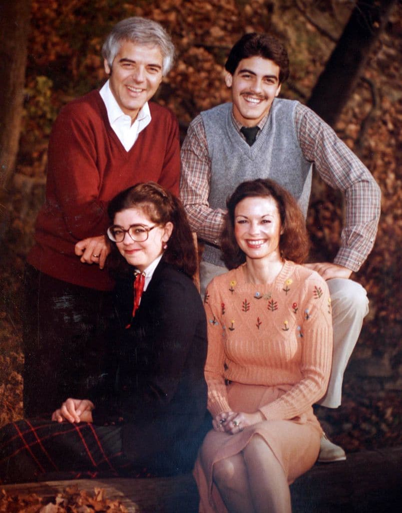George Clooney, con sus padres Nick y Nina y junto a su hermana Ada en un posado familiar de 1970 en Miami (EE.UU.)