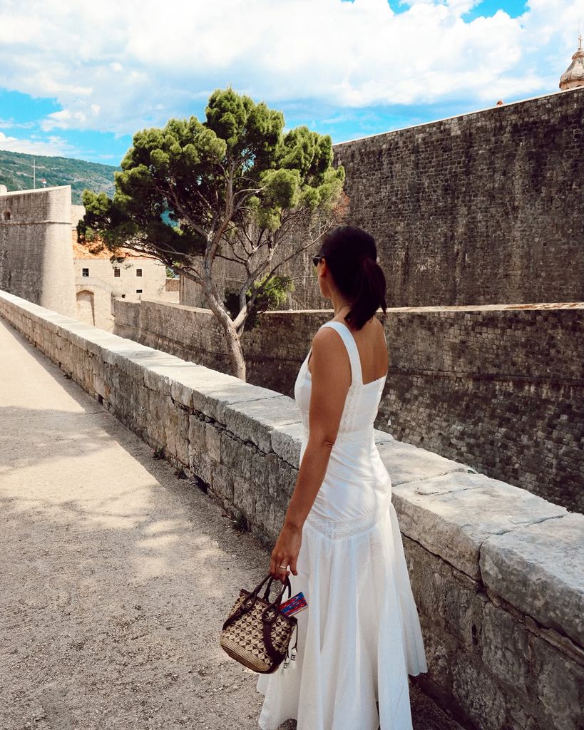 Tamara Falcó en Dubrovnik con un vestido blanco de algodón de tirantes perfecto para el verano, 2026.