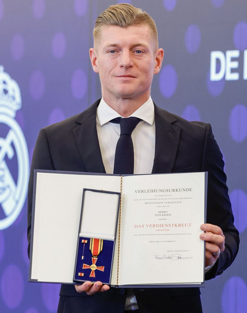 Toni Kroos recibe la Cruz de Caballero de la Orden del Mérito de Alemania en el Bernabéu