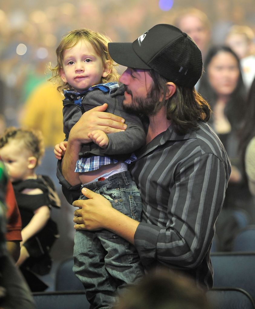 Diego Luna y su hijo Jerónimo en una foto de noviembre de 2010.