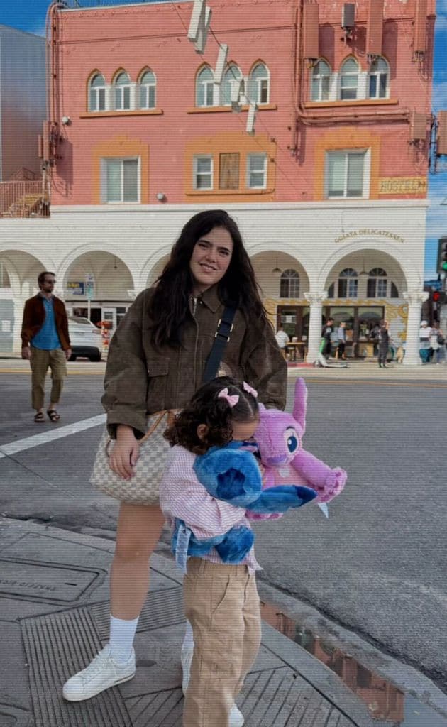 Camila Fernández y su hija Cayetana en Disneyland
