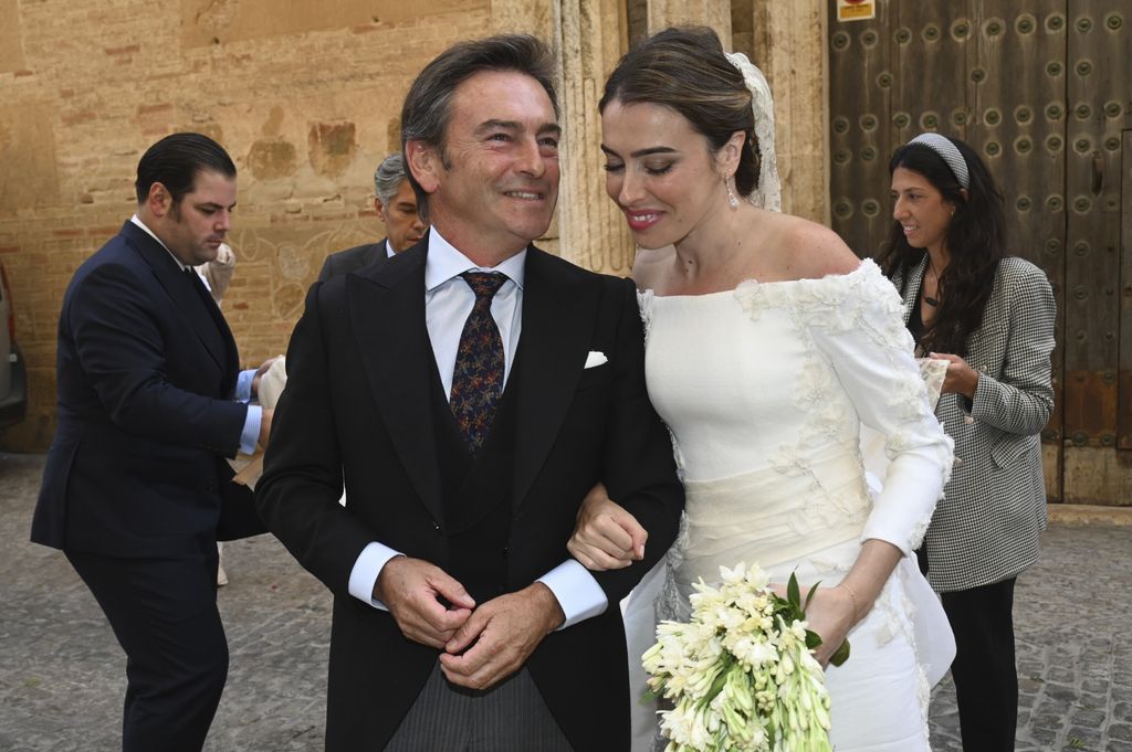 Padre e hija, en un gesto de complicidad