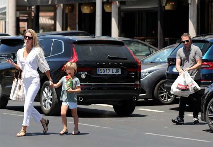 Amelia Bono y Manuel Marcos con su hijo pequeño