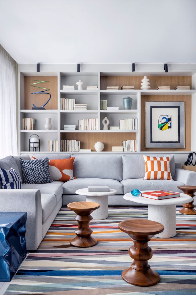 Salón con sofá gris. 
