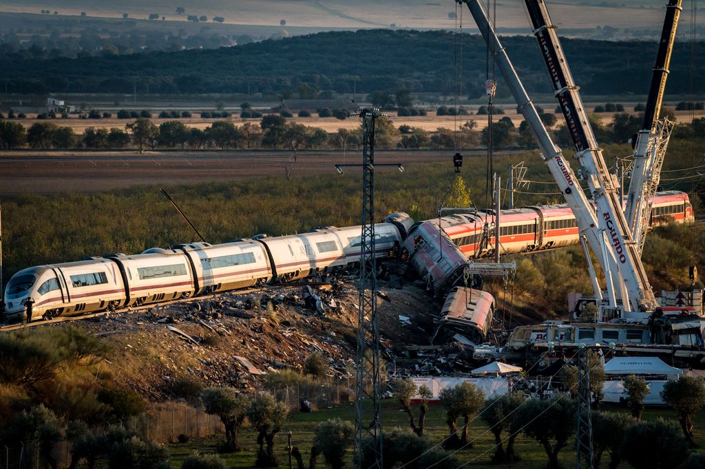 La tragedia ferroviaria de Urda (Toledo) ha dejado al menos 69 fallecidos y más de 180 heridos, convirtiéndose en uno de los accidentes de tren más graves de la historia reciente de España