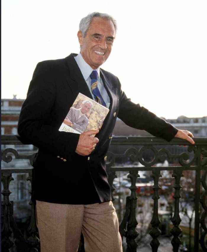 José María Carrascal con su libro