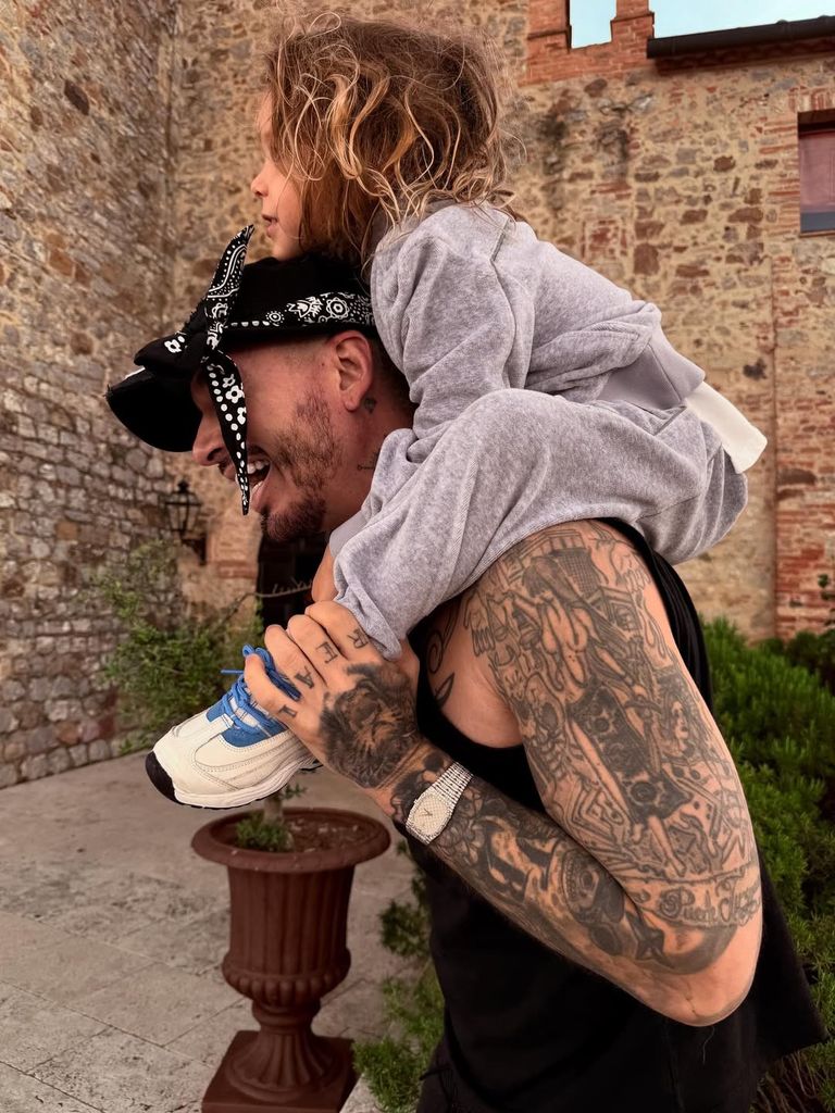 J Balvin y su hijo Río. 