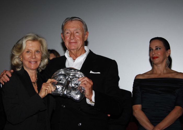 Marina Cicogna recogiendo un premio