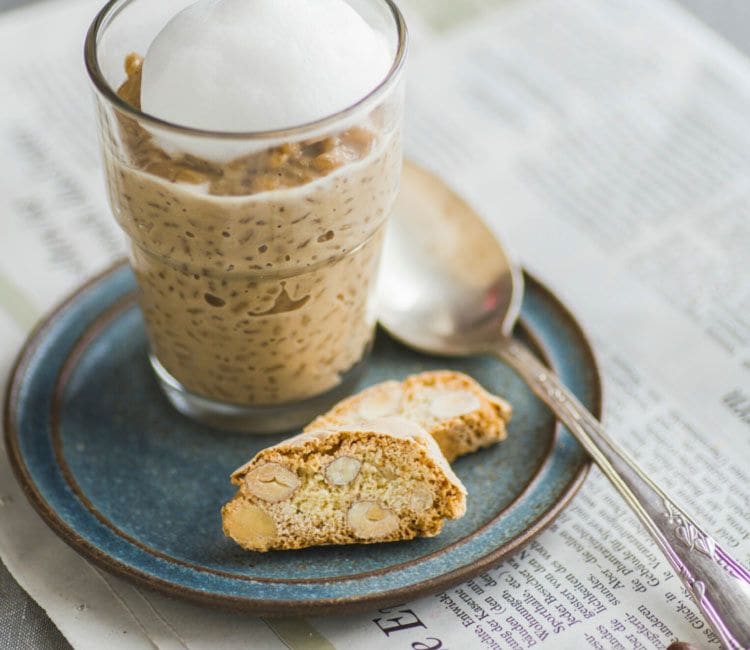 Arroz con leche y café servido con 'cantuccinis'