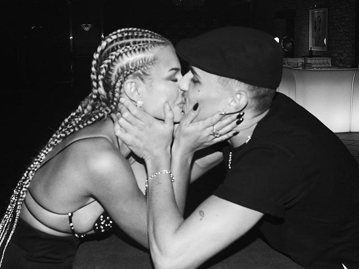 Imagen de Jessica Goicoechea y Arón Piper dándose un beso 