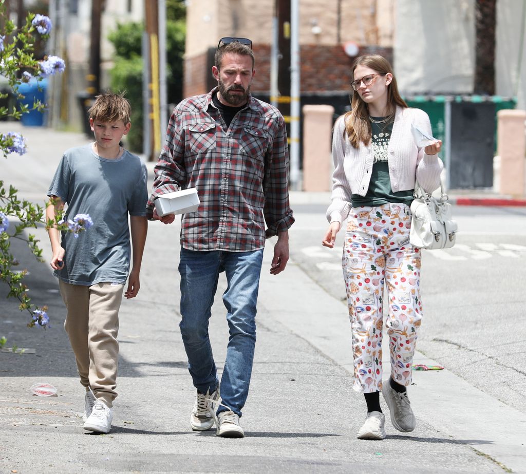 Ben Affleck salió a comer con su hijos Samuel y su hija Violet en Santa Mónica el pasado 26 de mayo..