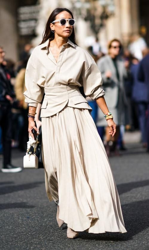 look de street style beige de falda plisada y jacket de mangas abullonadas