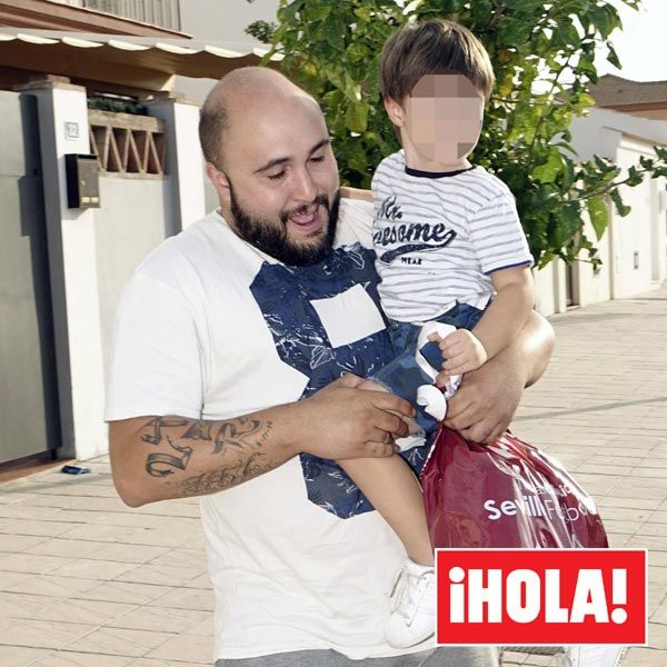 El hijo de Isabel Pantoja abandonó la residencia con una sonrisa y con el niño en brazos

