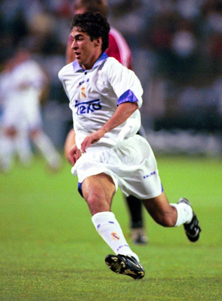 Raúl, en una foto de archivo, durante su etapa como delantero del Real Madrid