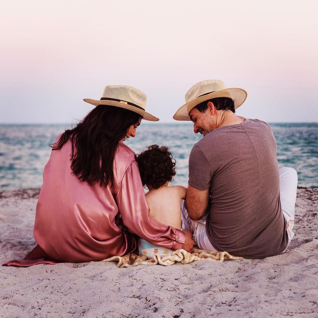 Carlos Calderón y Vanessa Lyon con su hijo León