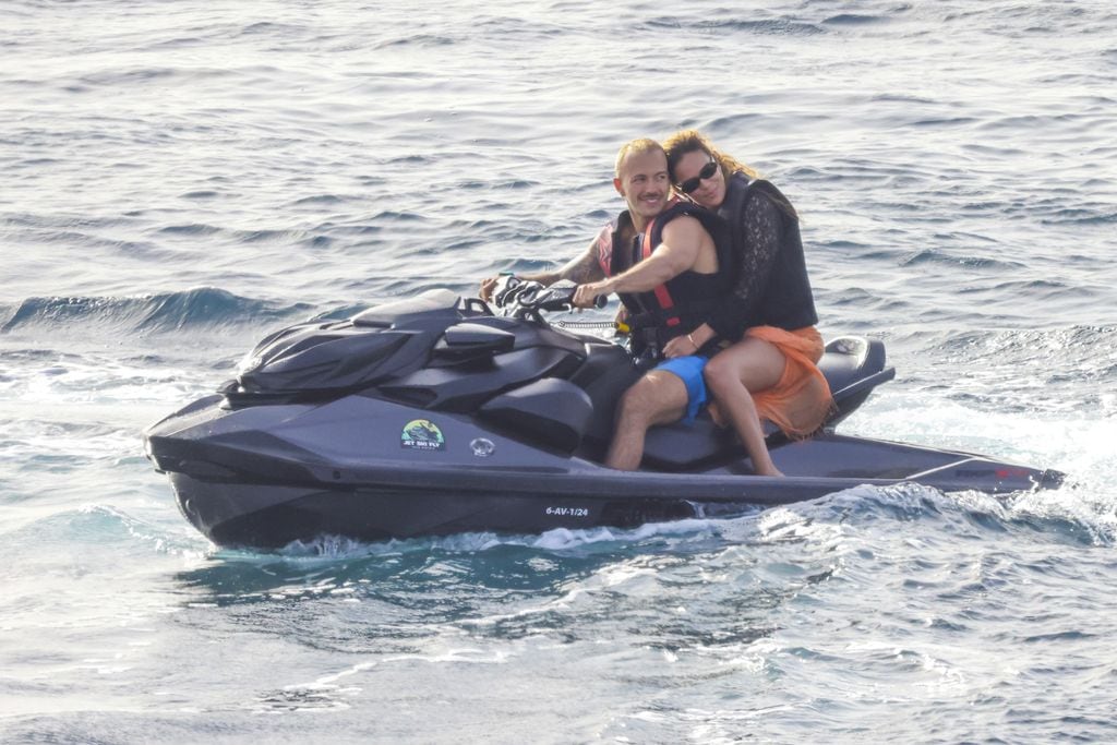 Karol G y su novio Feid fueron vistos disfrutando de una escapada romántica en Formentera. 