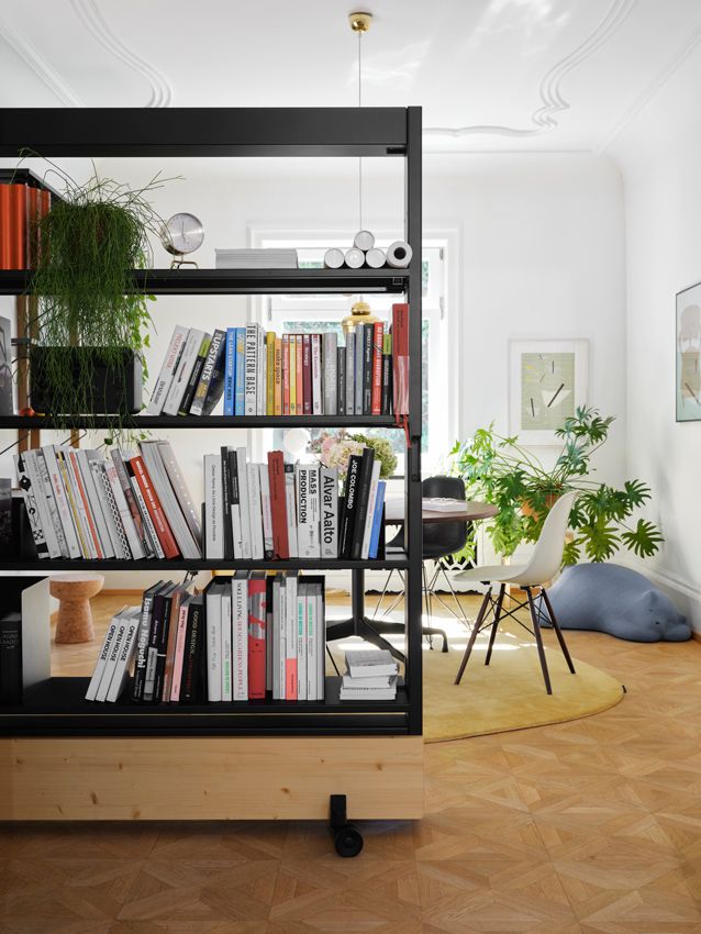Salón con librería separadora
