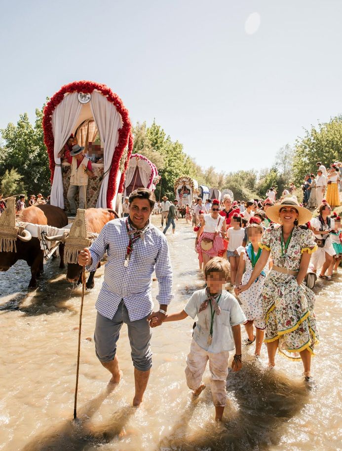 La familia Rivera Montes con sus dos hijos atravesando el río Quema