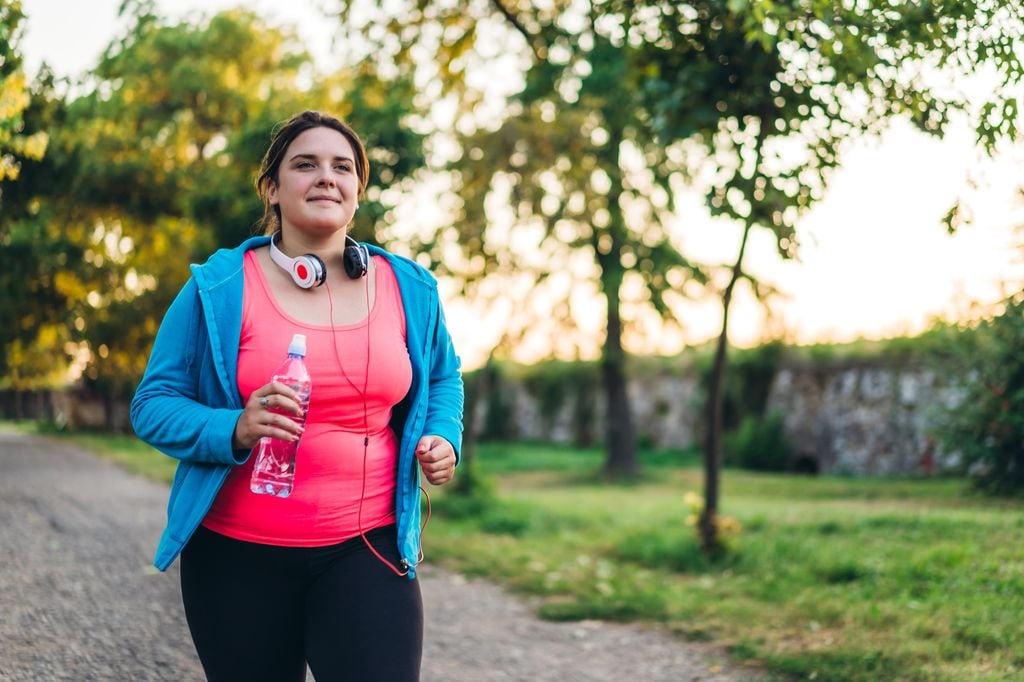 mujer con sobrepeso haciendo ejercicio