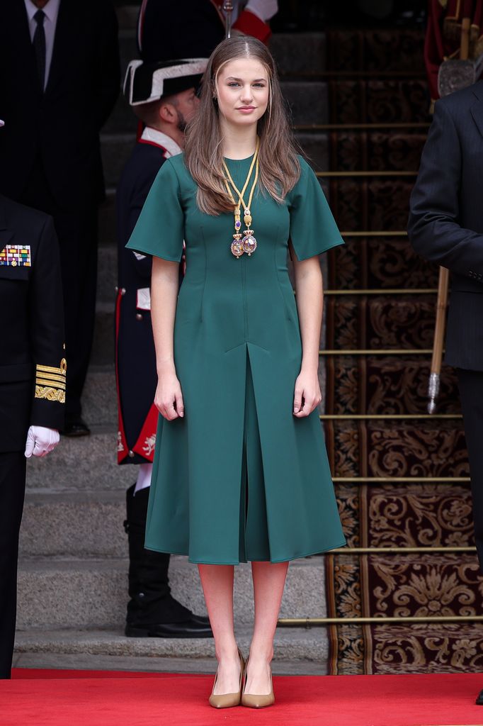 Para la Solemne Sesión de Apertura de la XV Legislatura de las Cortes Generales en el Congreso de los Diputados el 29 de noviembre de 2023, la princesa Leonor estrenó este vestido verde de Adolfo Domínguez.
