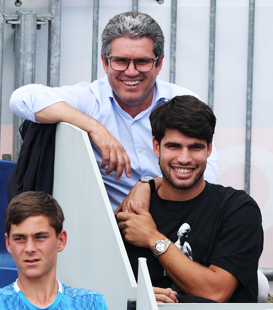 Bonito gesto entre Carlos Alcaraz y su padre, al que le coge la mano, durante el encuentro de Jaime Alcaraz que debuta en el Mutua Madrid Open